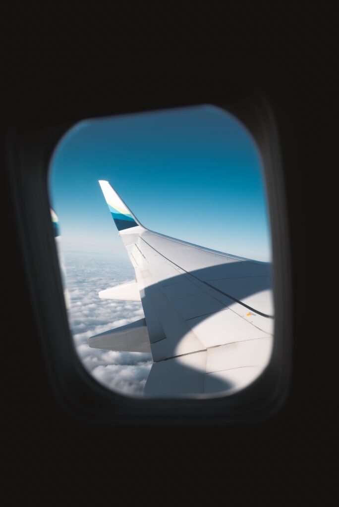 飛行機の窓から見た翼と空