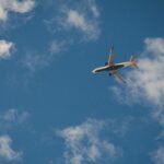 青空を飛ぶ飛行機