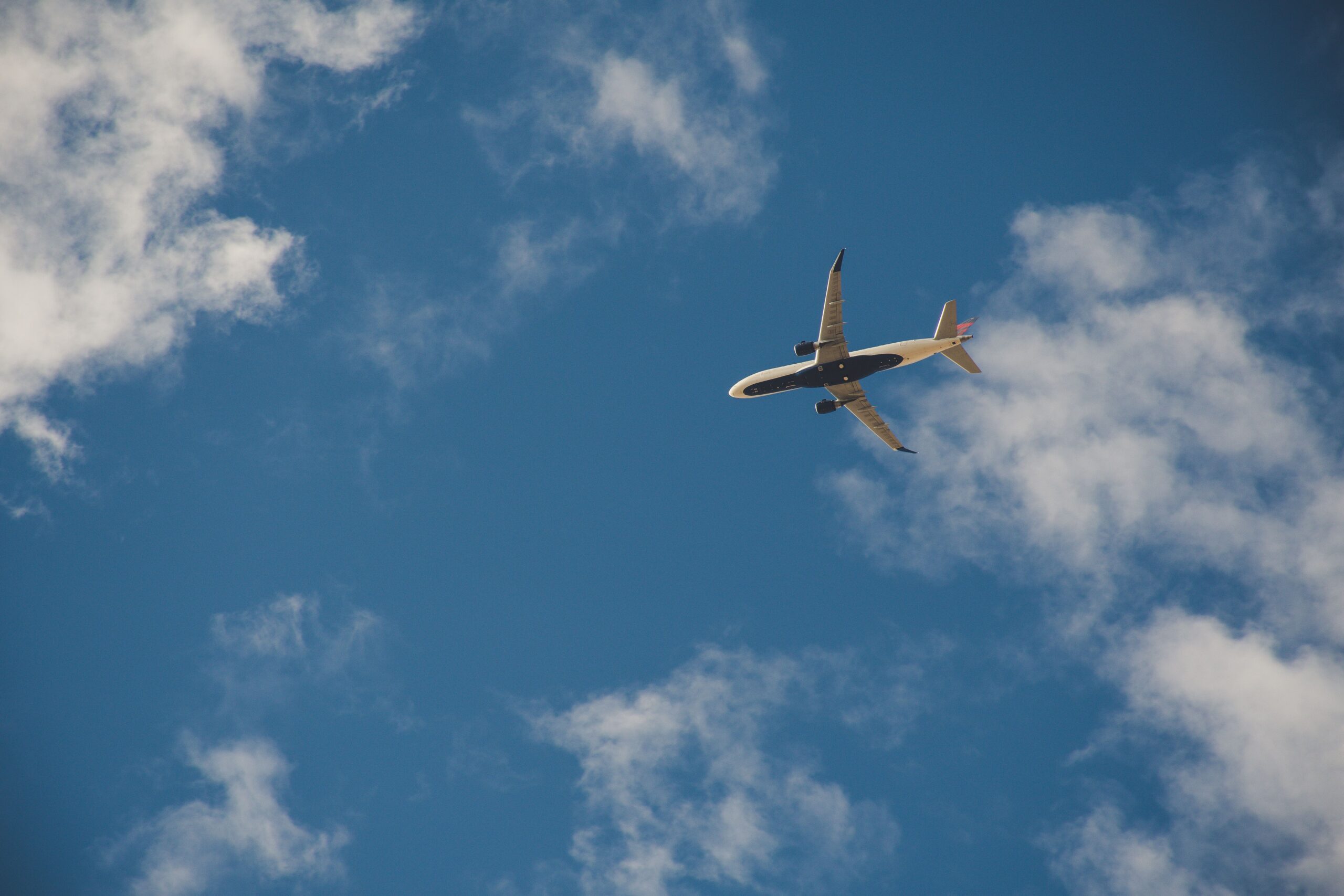 青空を飛ぶ飛行機